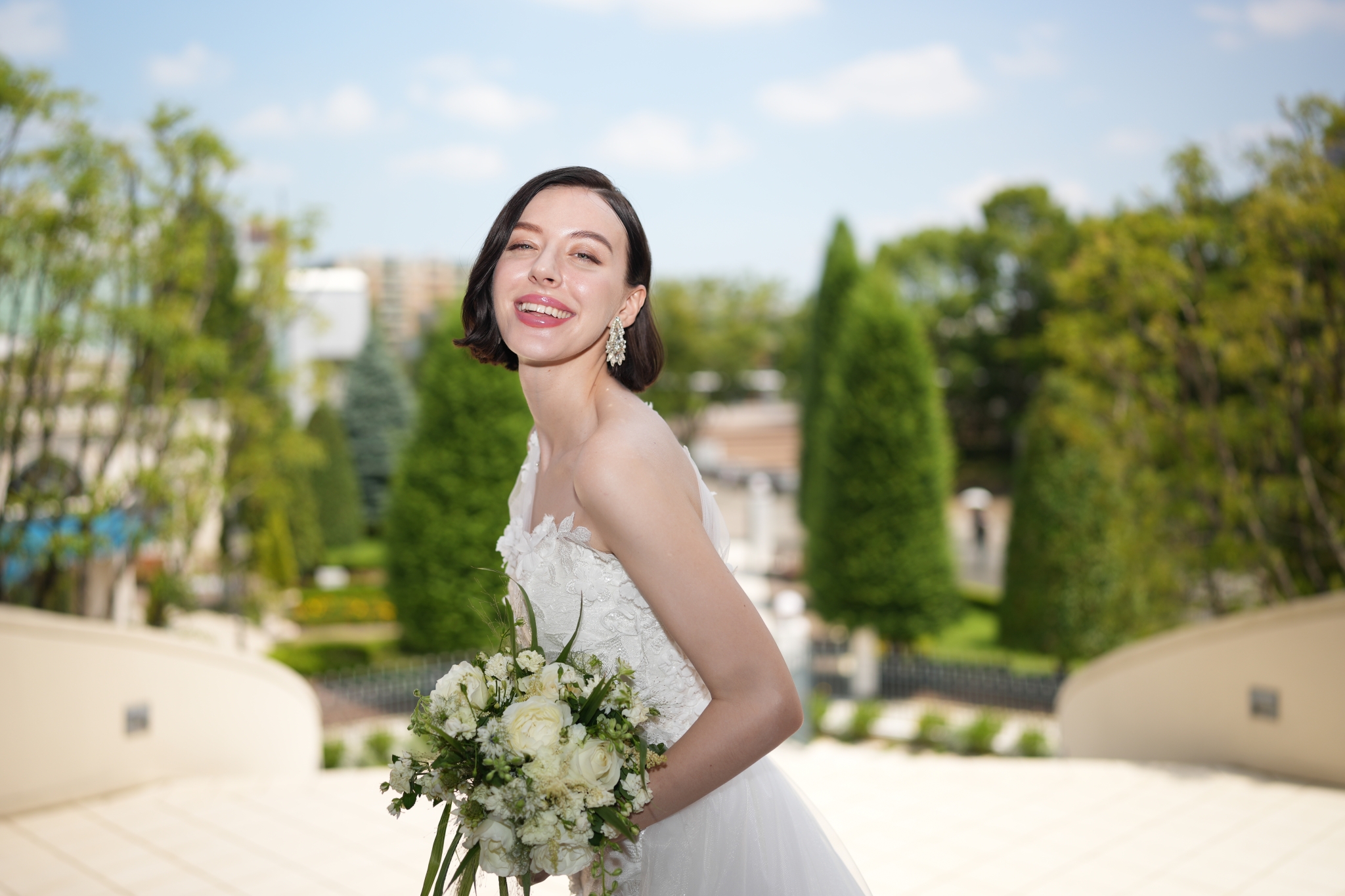 Portrait of a smiling bride holding a bouquet