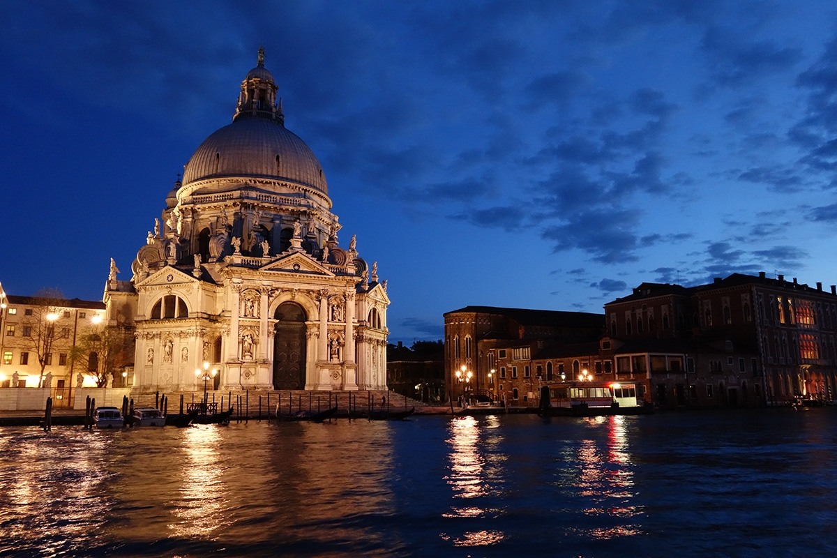 Night view of church over water (Basilica di Santa Maria della Salute, Venice)