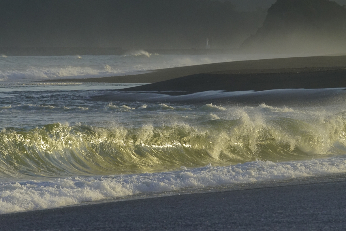 Ocean with waves breaking on beach