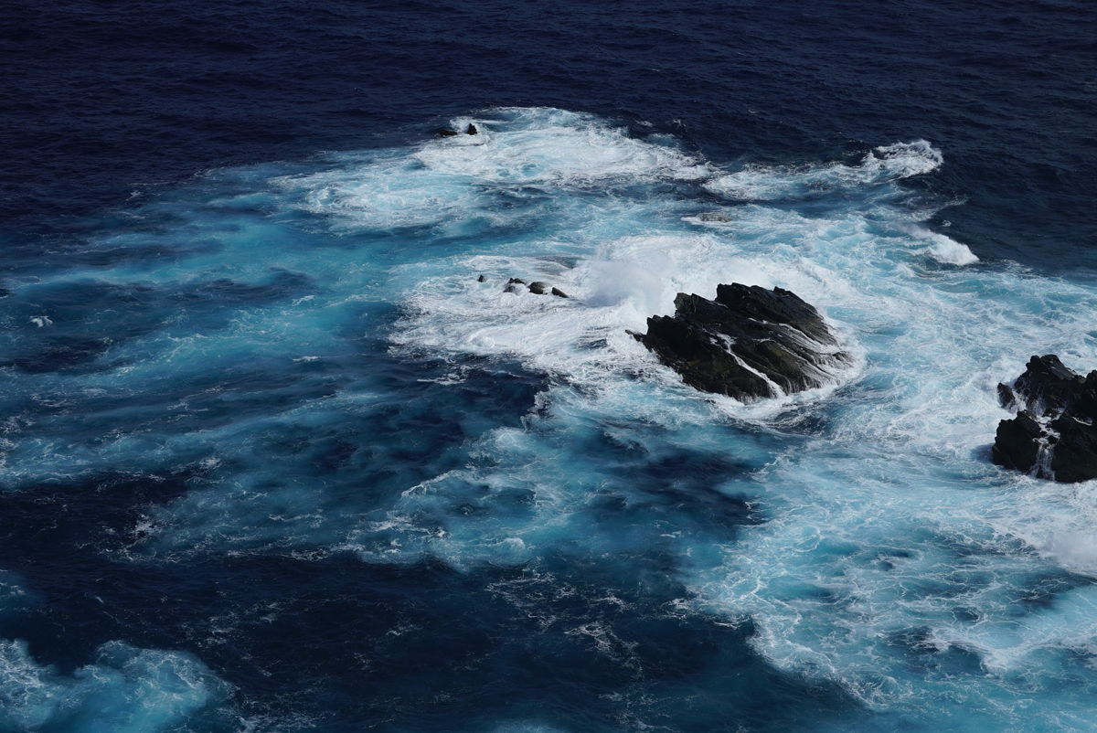 Shallow ocean with protruding rocks