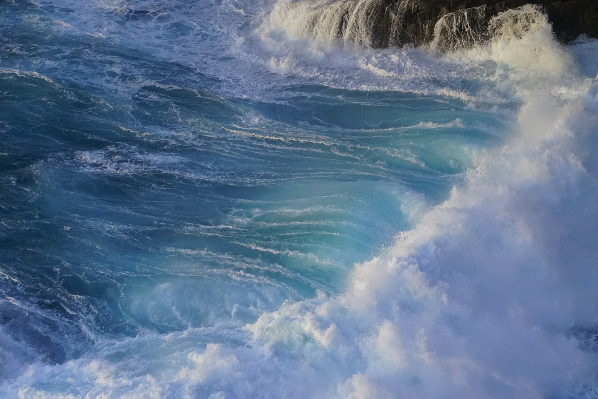 Coast with much turbulence and splashing in foreground